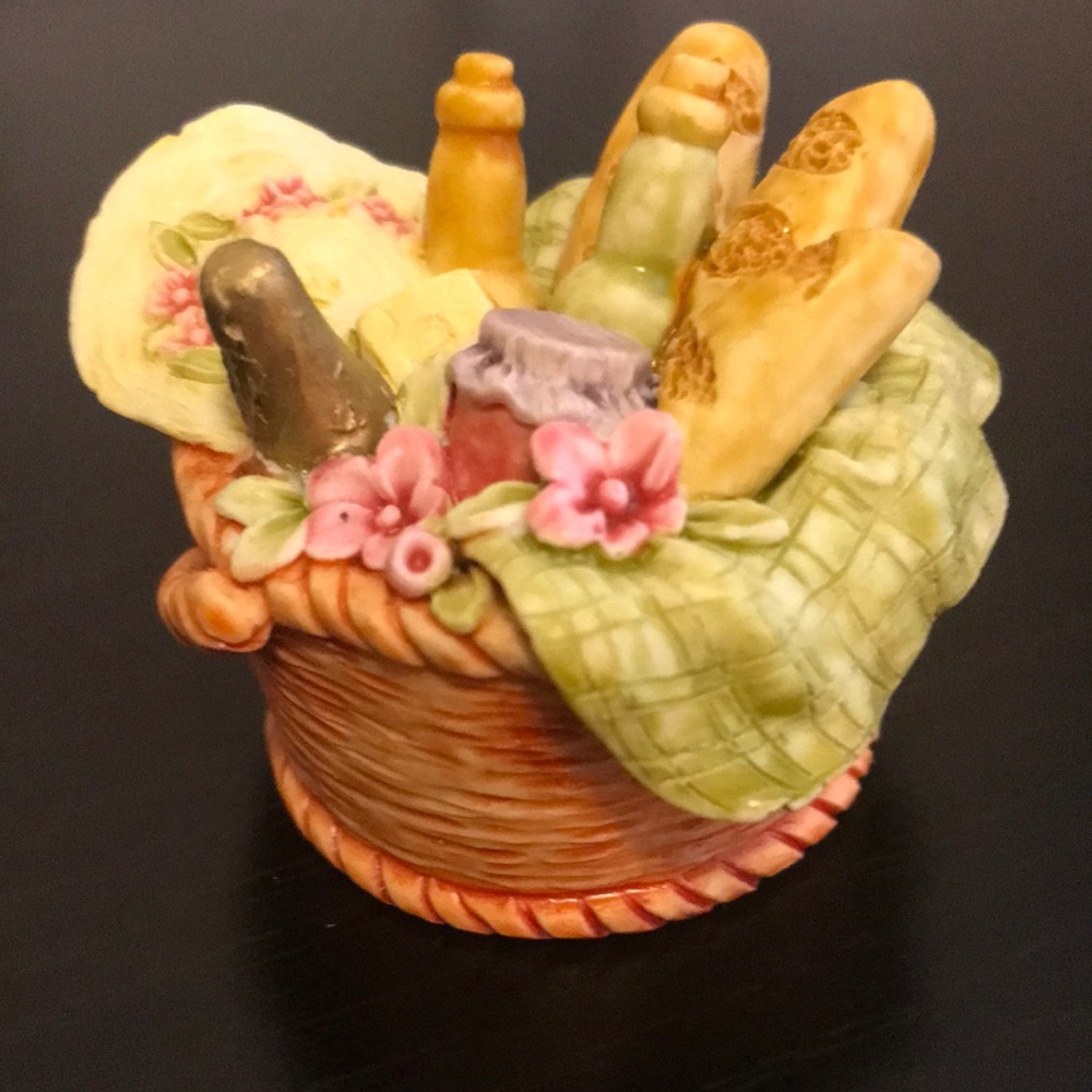 Little Cheesers- Picnic Basket W/ Food Hat & Blanket- #05205 -GANZ 1991